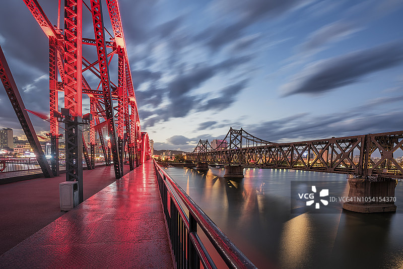夕阳下横跨鸭绿江的钢铁铁路桥图片素材