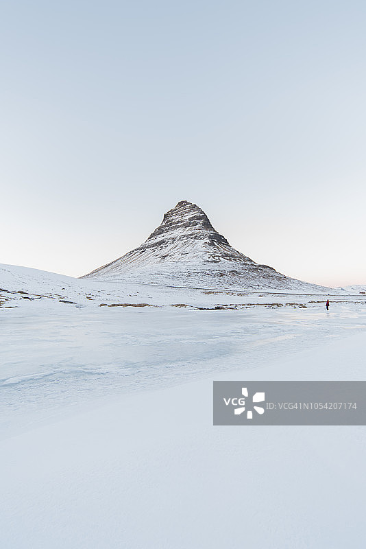 极简风格的雪下教堂山图片素材