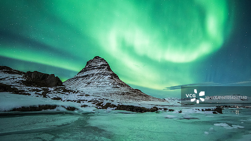 冰岛教堂山与极光图片素材