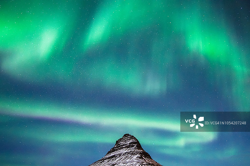 冬季极光下的教堂山图片素材