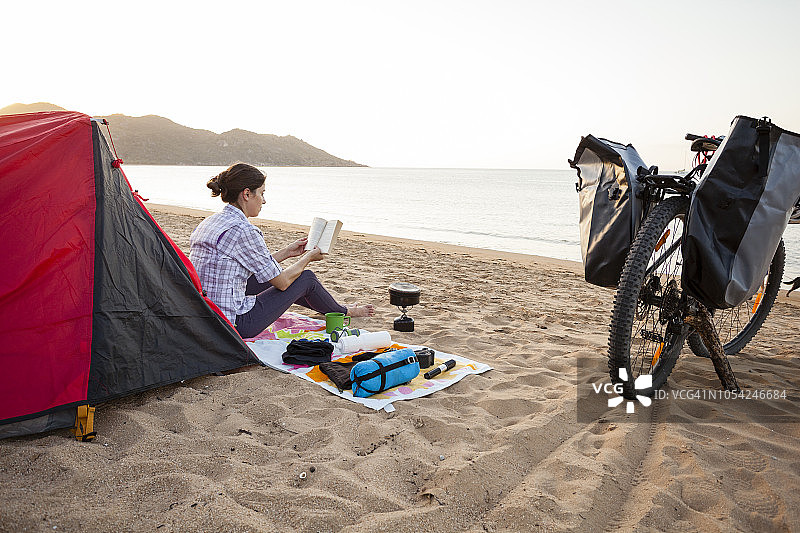 在澳大利亚偏远地区骑自行车的单身女性图片素材