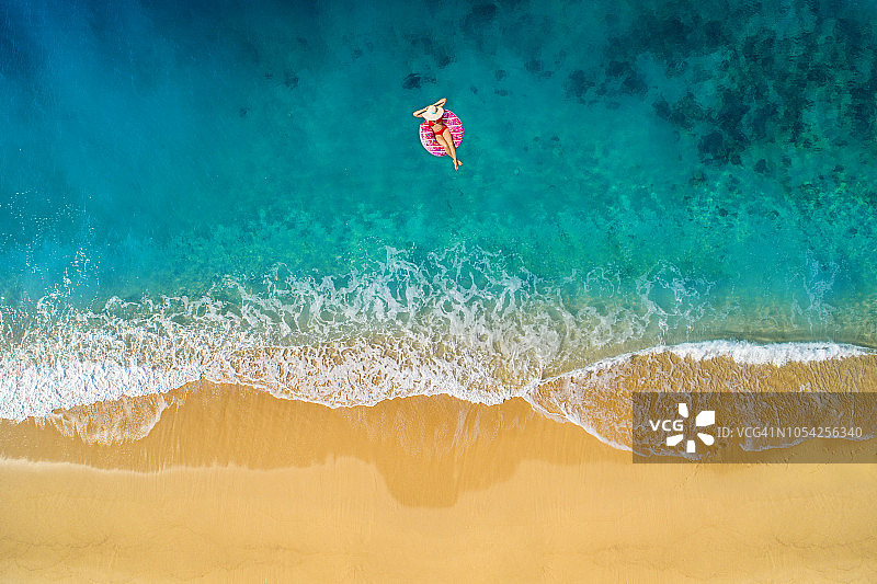 在清澈的碧绿海水中游泳图片素材