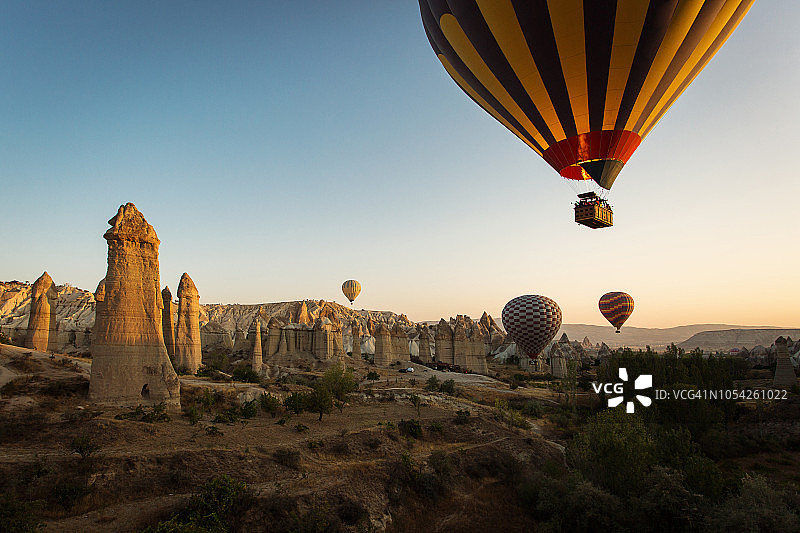 土耳其卡帕多奇亚热气球山谷的鸟瞰图图片素材