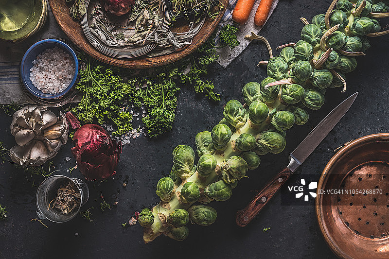 厨房桌子上带刀的球芽甘蓝，以及烹饪原料，顶视图图片素材