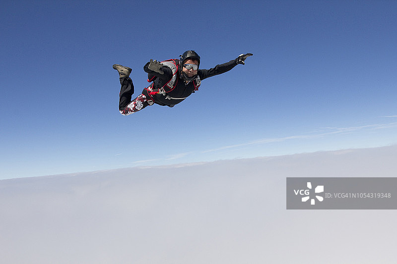跳伞员空中坠落图片素材