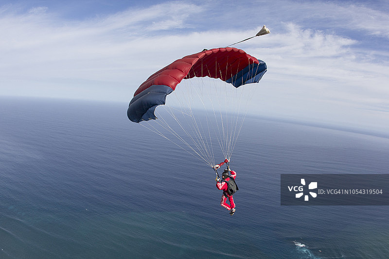 滑翔伞空中俯冲图片素材