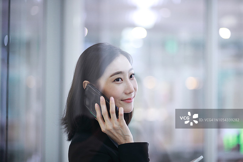 用智能手机交谈的女商人图片素材