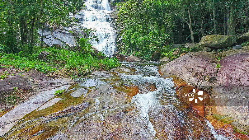 航拍泰国南部的热带森林和瀑布图片素材
