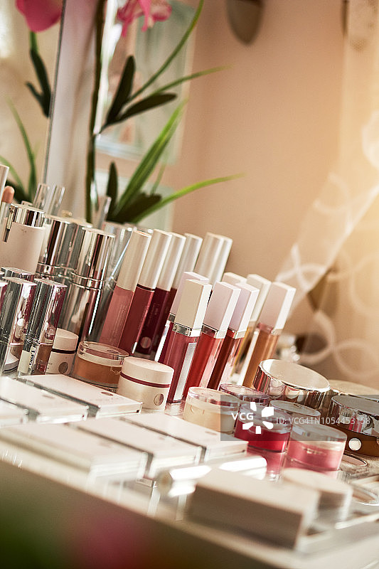 化妆品产品的餐桌图片素材