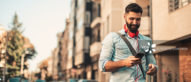 赶时髦的人图片素材