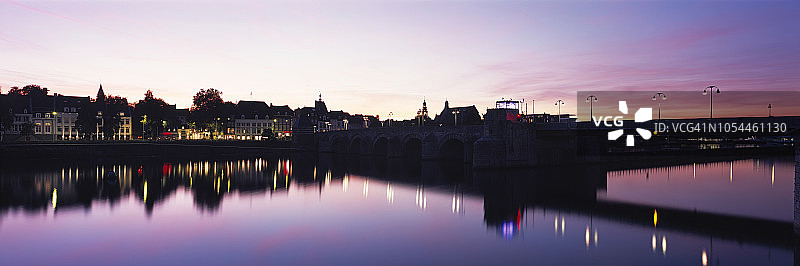 马斯特里赫特全景天际线与桥梁图片素材