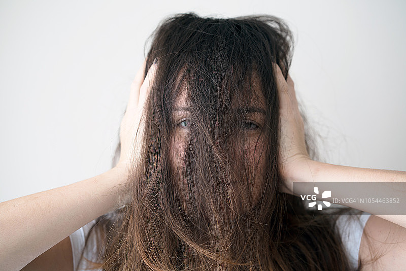 头发凌乱的沮丧女人图片素材