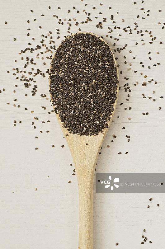 盛满奇亚籽的勺子图片素材