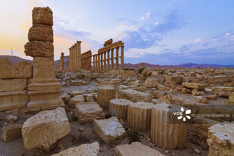 日落时分巴尔米拉大柱廊图片素材