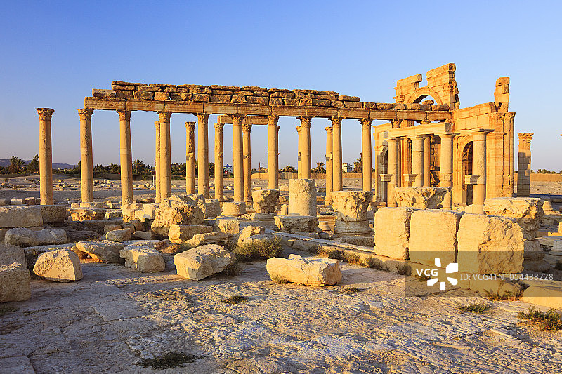 巴尔米拉大柱廊和纪念拱门图片素材