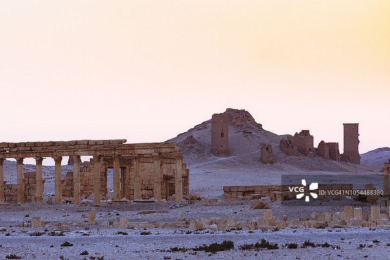 巴尔米拉古城遗址：参议院与墓地图片素材