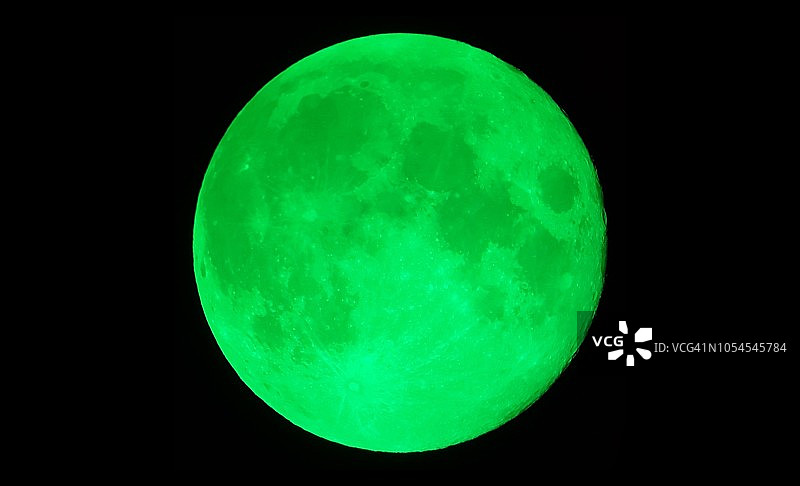 用望远镜和绿色滤镜观测满月图片素材