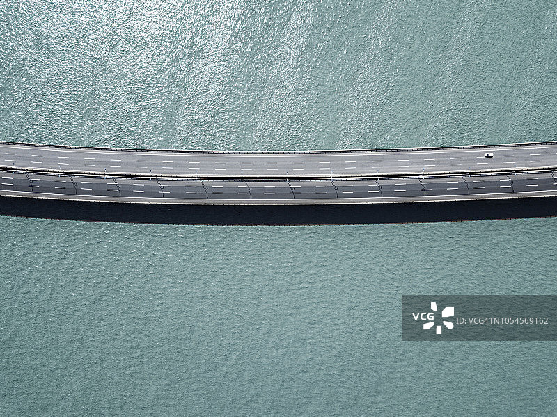 海湾水面上行驶汽车的桥梁图片素材