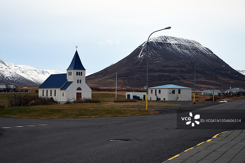 冰岛西北部霍夫索斯的传统木制教堂图片素材