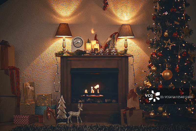 温馨氛围中的圣诞树装饰品和节日彩灯图片素材