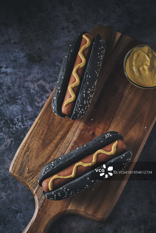 带芥末的黑面包热狗图片素材