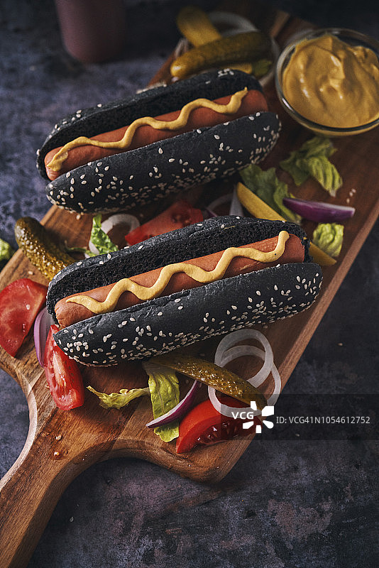 带芥末的黑面包热狗图片素材