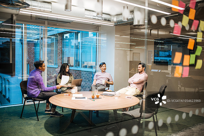 如何在国际团队中做出正确的商业决策图片素材