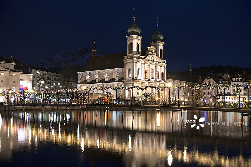 瑞士卢塞恩圣诞节耶稣会教堂图片素材