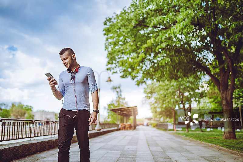 在河边行走的男人图片素材