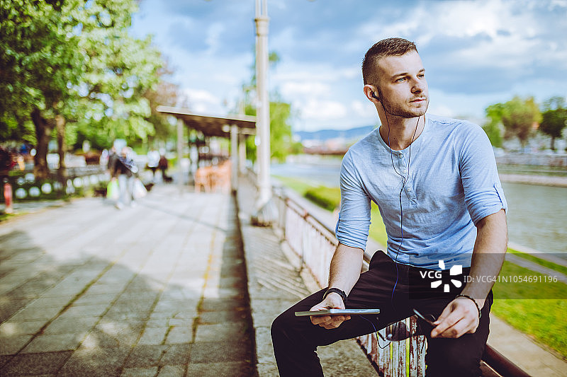 在河边听音乐的男人图片素材
