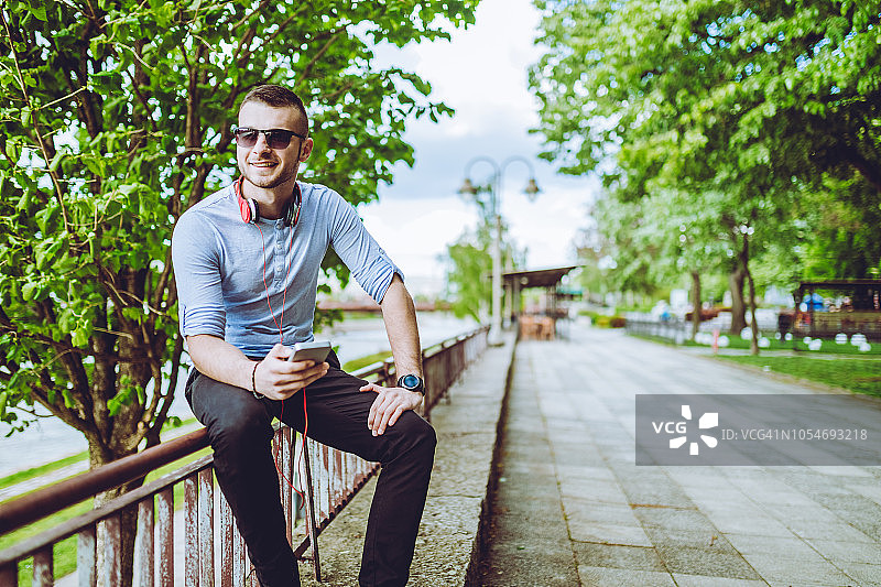 在河边听音乐的男人图片素材