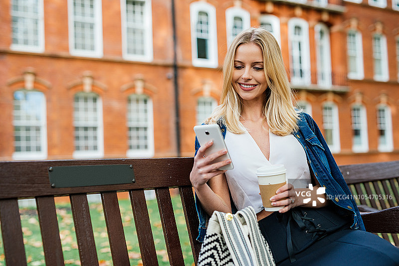 美丽的金发英国女人在公园里享受一天图片素材