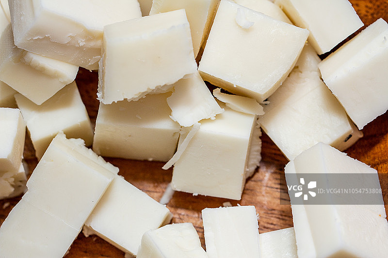 木盘上的白色山羊奶酪图片素材