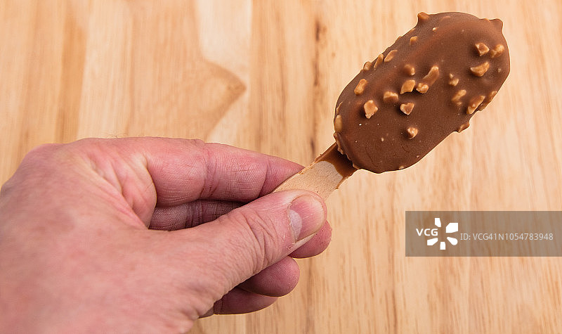 牛奶巧克力和杏仁冰淇淋棒图片素材