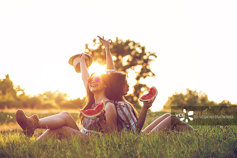 两位女士在户外吃西瓜图片素材