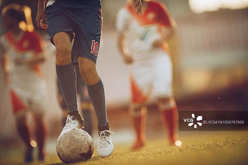 比赛中拿着足球的足球运动员图片素材
