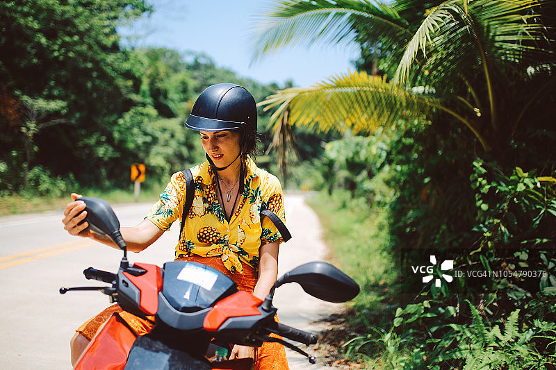在泰国帕岸岛骑摩托车的年轻女子图片素材
