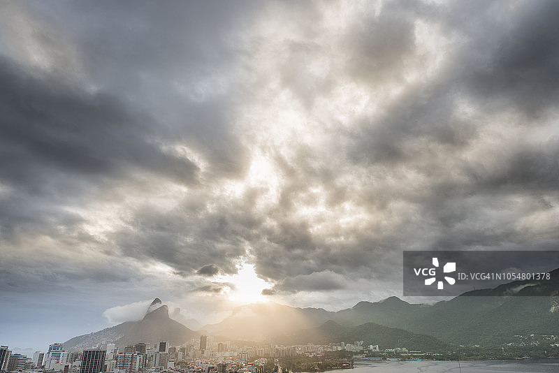 日落时分的云层、莱布隆、伊帕内玛、罗德里戈·德·弗雷塔斯湖，南区图片素材