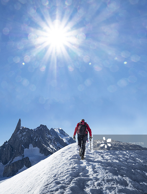 登山者在雪脊上图片素材