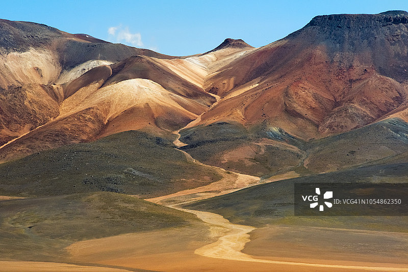 爱德华多·阿瓦罗安第斯山脉野生动物国家保护区蜿蜒山路，玻利维亚波托西省图片素材