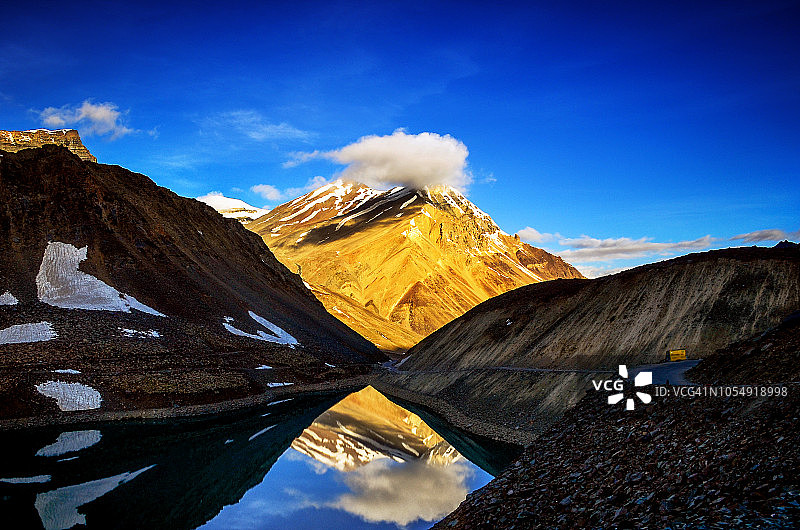 拉合尔山谷苏拉杰塔尔湖前云雾缭绕的山峰，喜马偕尔邦图片素材