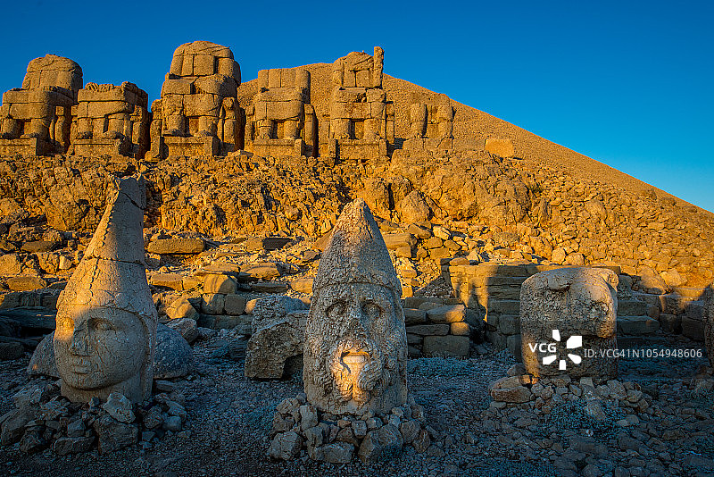 土耳其内姆鲁特山东侧平台雕像图片素材