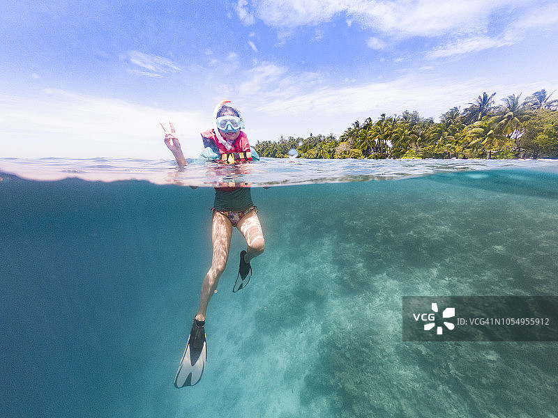 在马尔代夫海域浮潜的年轻女子图片素材