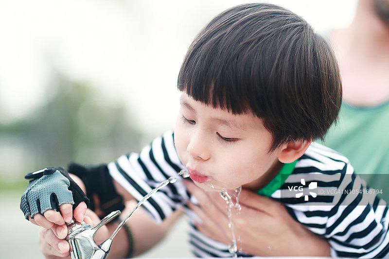 小男孩喝自来水图片素材
