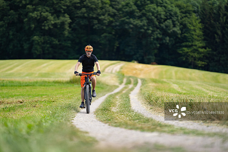 男子骑电动山地车下坡图片素材