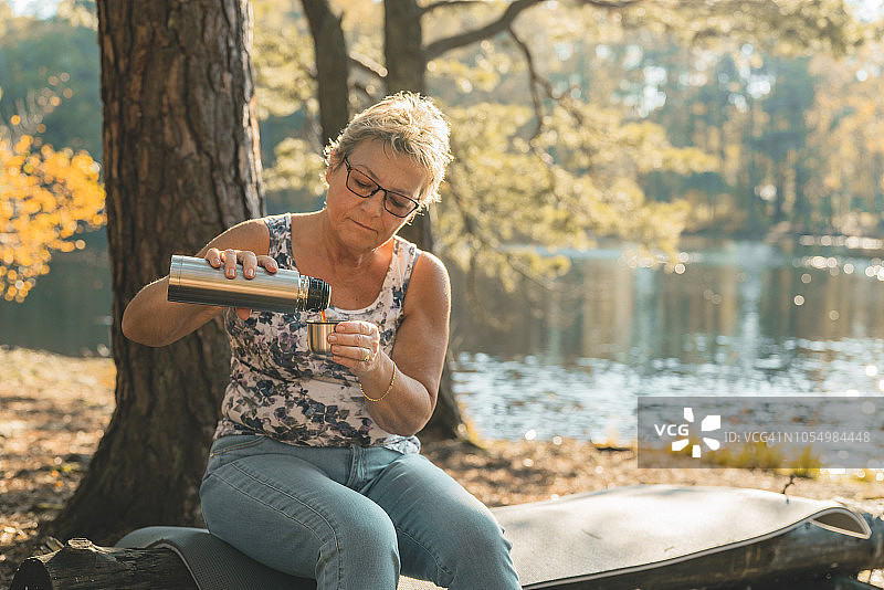 一对老年妇女在野餐图片素材