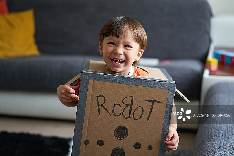 可爱的孩子穿着机器人服装图片素材