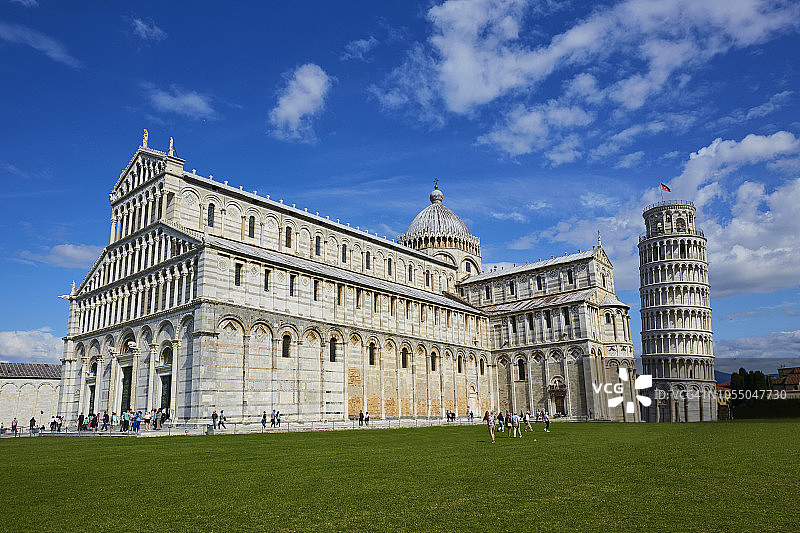 日出时分的比萨斜塔和比萨大教堂图片素材