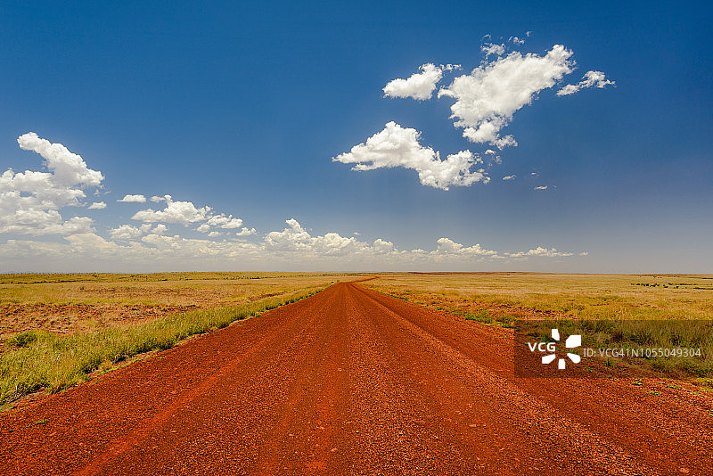 澳大利亚内陆红色土路图片素材