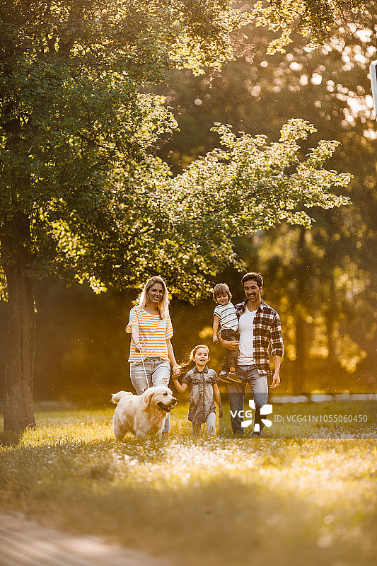 一家人春天遛狗图片素材
